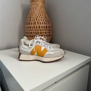 New Balance Women's 327 Sneaker